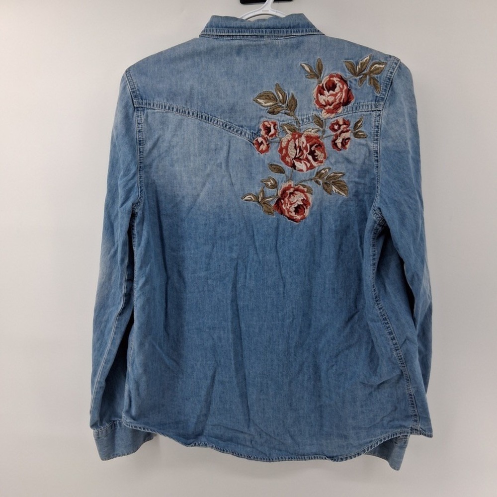 Shyanne Denim Western Shirt Womens M Light Wash Blue Snap Button Floral Rose - Picture 6 of 8